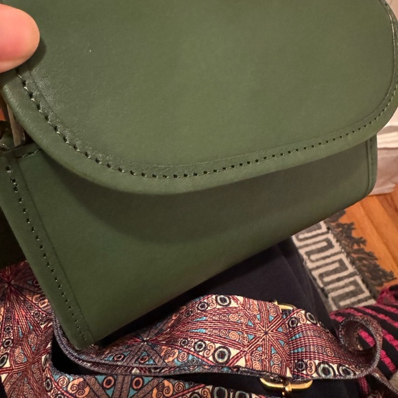 Green leather small crossbody bag, unique strap - Picture 2 of 4